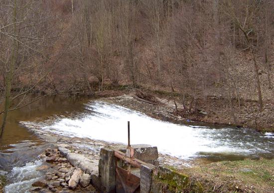 Barrage et vanne (© Renaud Aulagner 2005)